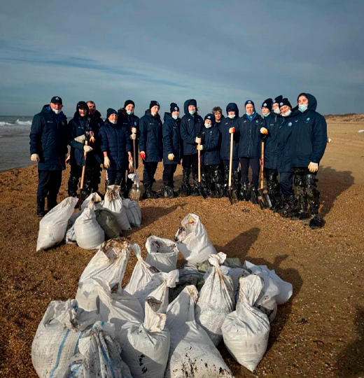 Фото Волейболистки «Динамо-Анапы» и сотрудники «Волейграда»помогают очищать пляж Витязево